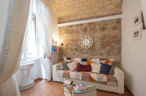 Monti House | Rooms Steps from Colosseum by Welcome In