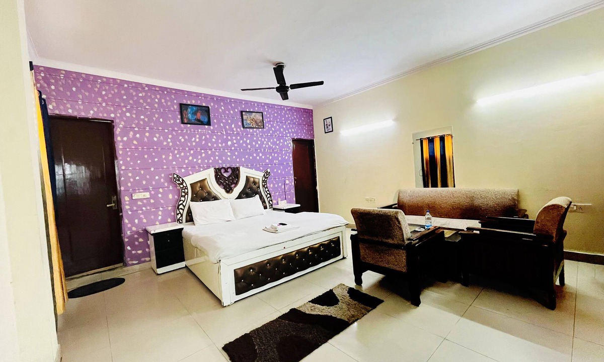 South Extension Hotel | Roomshala 167 Hotel Red South Ex