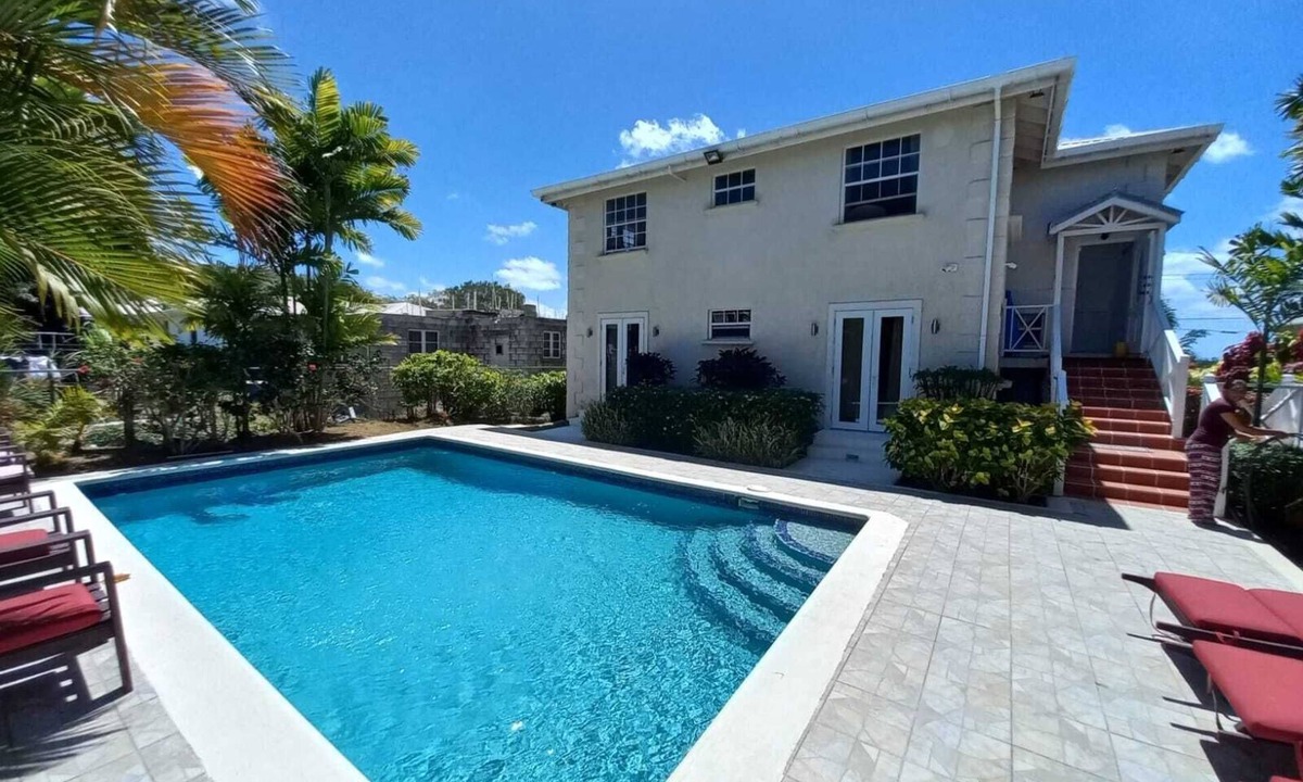 Mount Standfast House | Roomy Lower 3 Bedroom West Coast Property with Pool