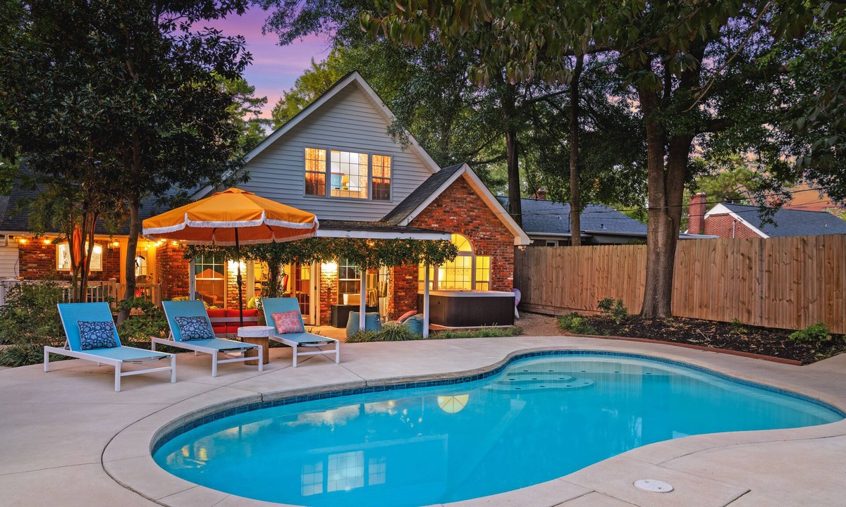 Columbia Cottage | Rooster Row Cottage w/Pool, Jacuzzi, Fire Pit + Poker Room. Sleeps 12!