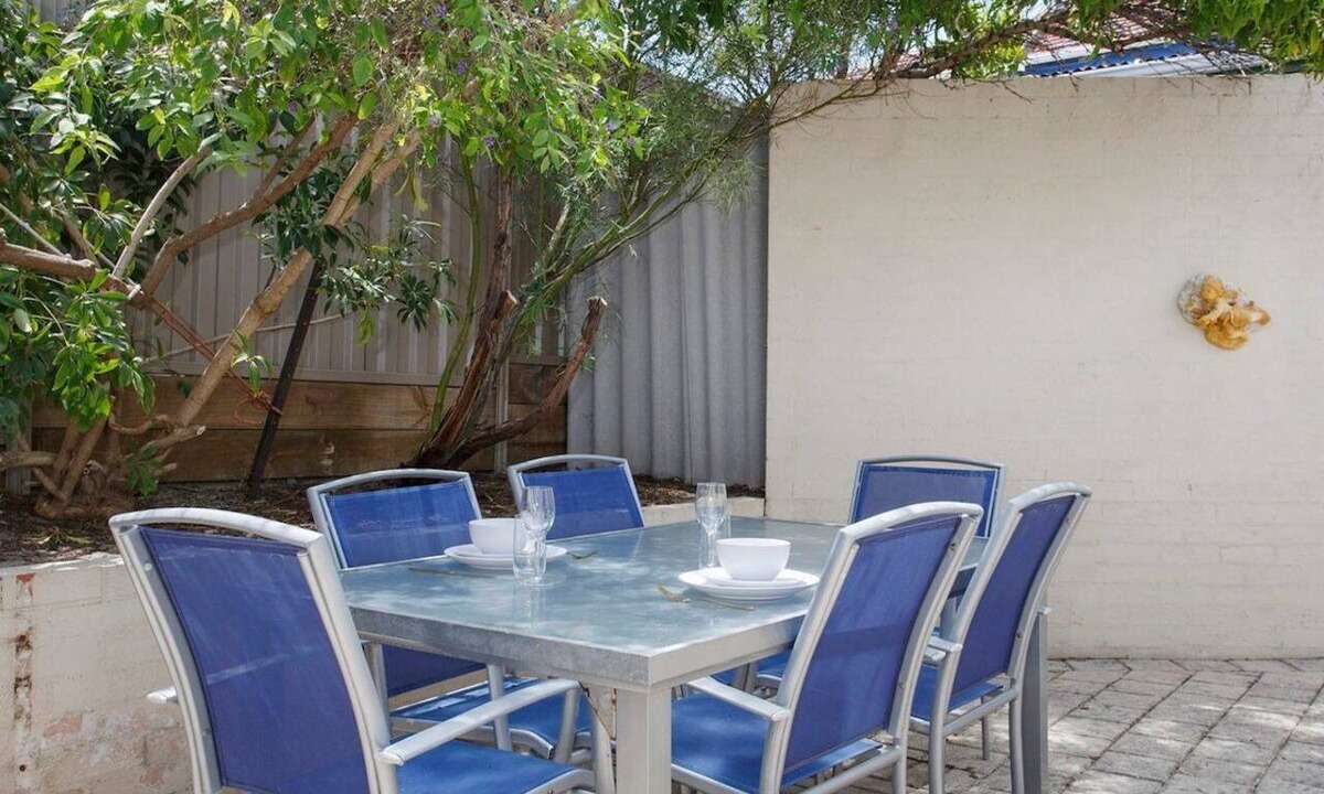 South Fremantle Apartment | Rosa 3 is located a stones throw from SOuth Beach and the many restaurants and cafes South Fremantle has to offer
