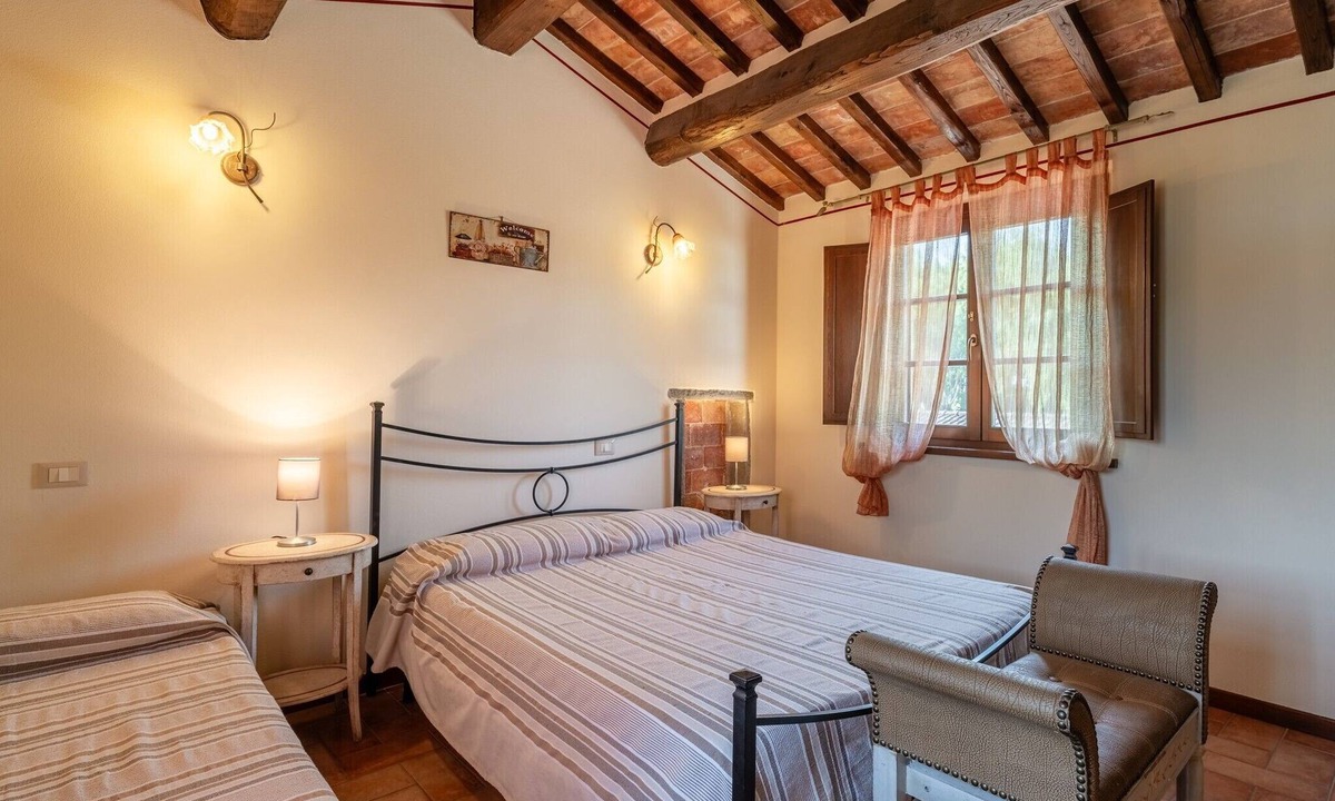 Montecarlo Apartment | 'Rosa Bianca' Room with Shared Pool, Wi-Fi and Air Conditioning