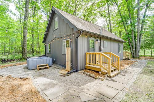 Higgins Lake House | Roscommon Chalet w/Hot Tub Near Higgins Lake!
