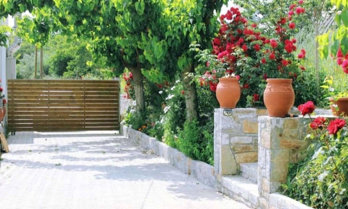 Kamariotis House | Rose Hedge