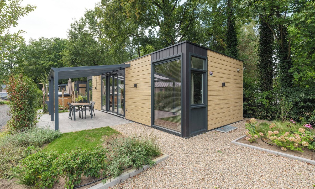 Lieren House | Rosendael: Stylish holiday home for 4 with air conditioning, 2 en-suite bathrooms (one with whirlpool bath, one with shower and sun shower), a private hot tub, a partly covered terrace and a modern kitchen. Enjoy true luxury in the Veluwe.