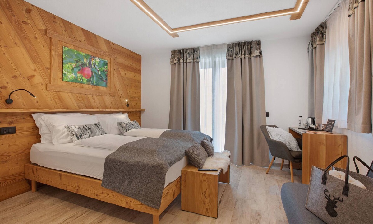 Villeneuve Apartment | 'Rossa' Room with Mountain View, Wi-Fi and Air Conditioning