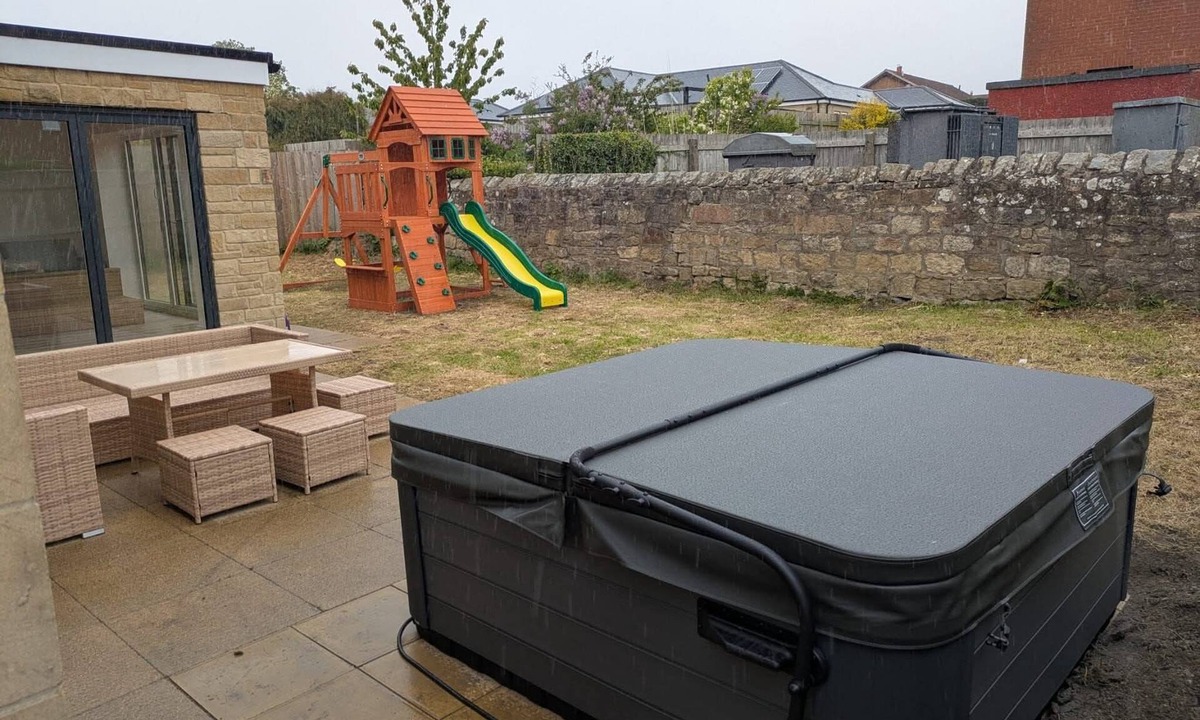 Longframlington House | Rothbury House, Luxury Family Retreat with Hot tub and Playframe