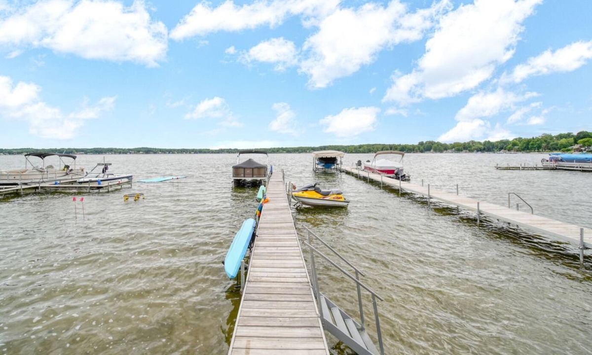 Manitou Beach-Devils Lake House | Round Lake Retreat Sleeps 10 w/6 person Hot tub optional Pontoon Boat
