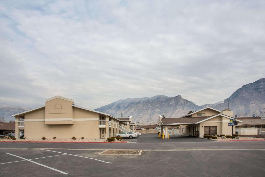 Carterville Hotel | Royal Inn Provo