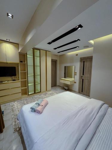 Al Duqqi Apartment | Royal Master Room Private Bath Gameat AlDowal