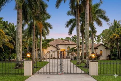 Hunt Club Villa | Royal Palms Villa, Pool, Spa, Private Gate, 1,5 acre