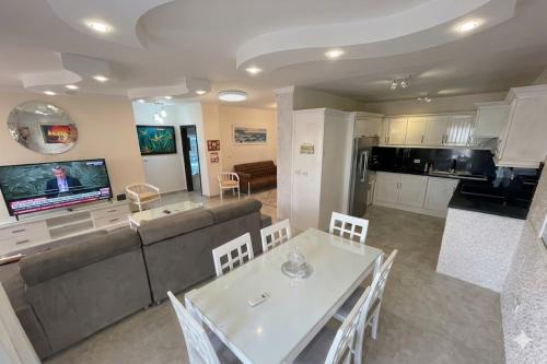 Ras Nasrani Apartment | Royal Residence Spacious 3-Bedroom with Pool & Sea View, Beach Access, Private Rooftop Area