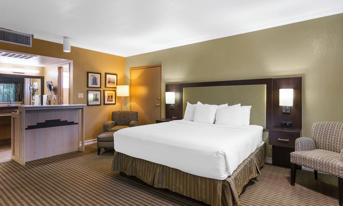 Dunbar Spring Hotel | Royal Sun Hotel & Suites