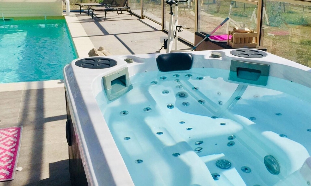 Lignol-le-Chateau Villa | Royaume des Bulles-Evasion pool, jacuzzi, spa, massages & Champagne bubbles