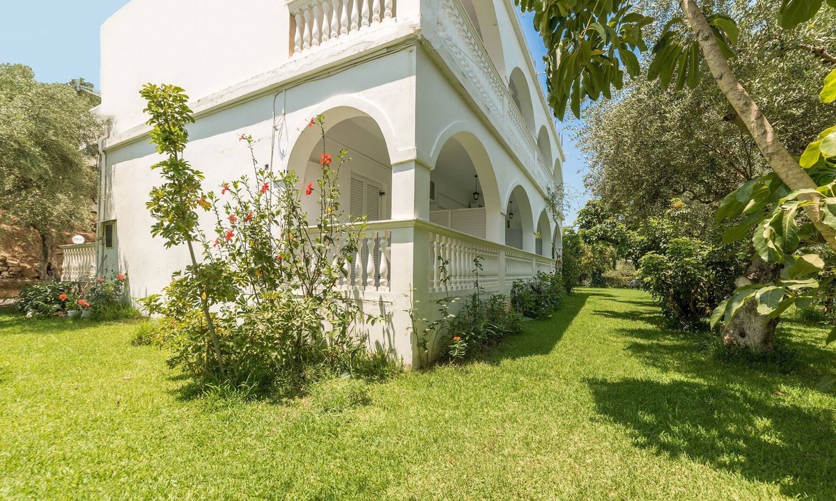 Amoudi Apartment | Ruassi Studios - Open Plan studio with balcony
