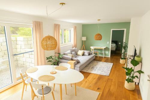 Bruckberg Apartment | RuheTraum 80 - helles Design-Apartment mit Terrasse Parkplatz & Self-Check-in