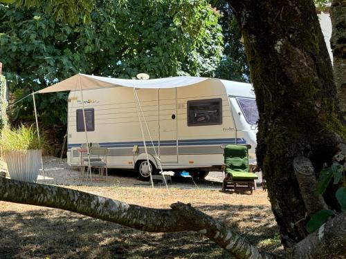 Saint-Sulpice-d'Excideuil Other | Ruime caravan met prive sanitair, laadpaal en vast bed