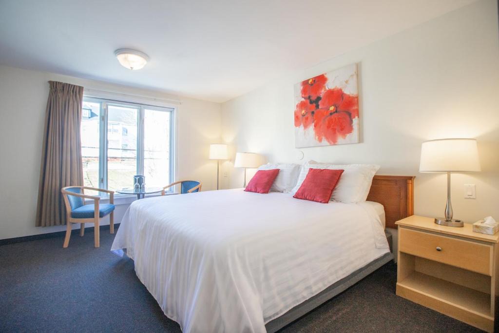 Lunenburg Hotel | Rum Runner Inn