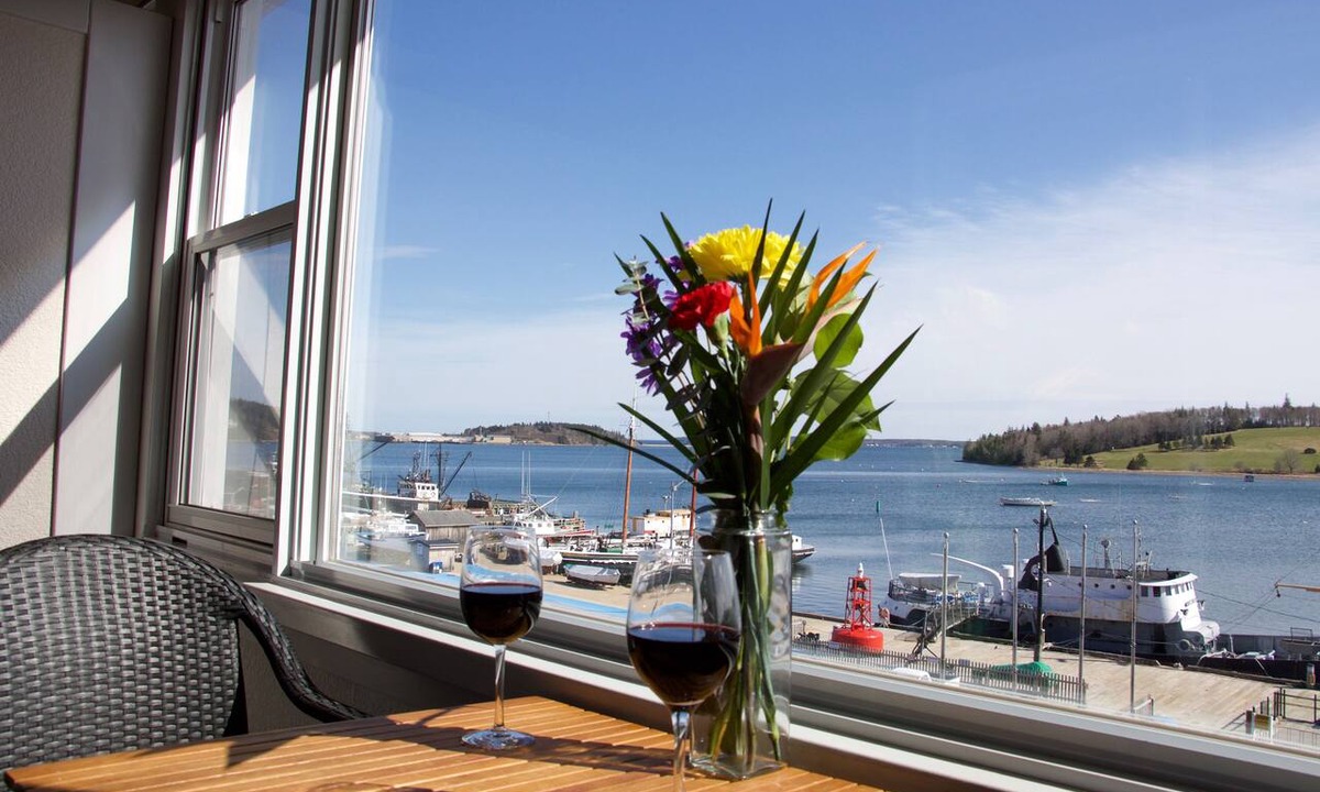 Lunenburg Hotel | Rum Runner Inn