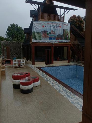 Tenjolaya Villa | Rumah kayu healing di kaki gunung Salak