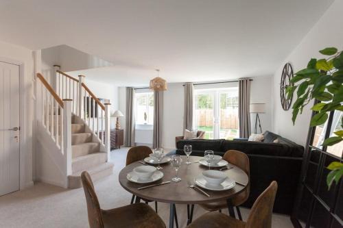 Runcorn House | Runcorn Spacious Modern 3 bedroom House, 4 beds, On site Parking, Long stay deals
