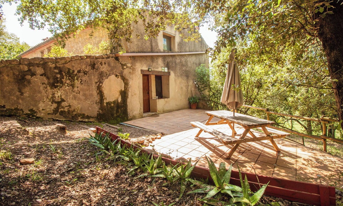 Beuda Apartment | Rural apartment with garden and pool 5 minutes from the medieval town of Besalú