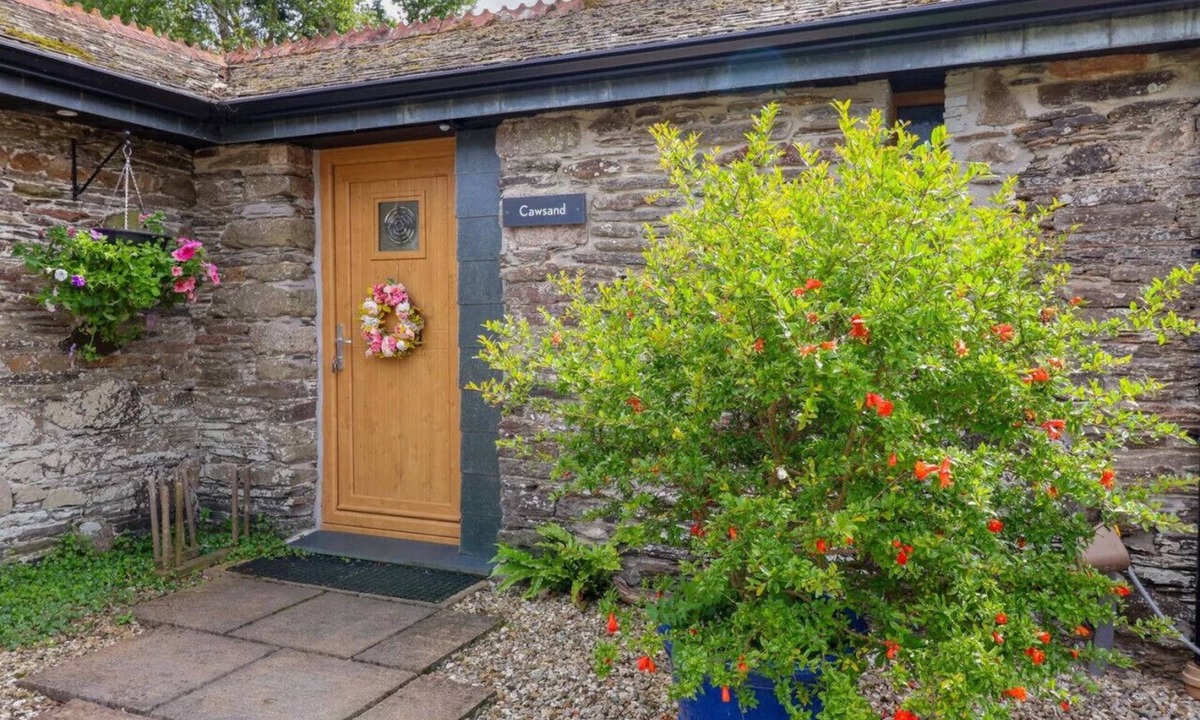 Saltash Cottage | Rural Cornish Retreat with Wood Burner & Countryside Views