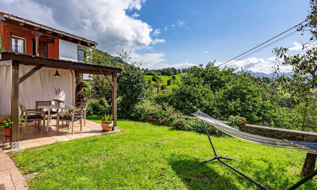 Santianes de Ola House | Rural House 'La Casita De Heidi' with Mountain Views, Private Terrace and Wi-Fi