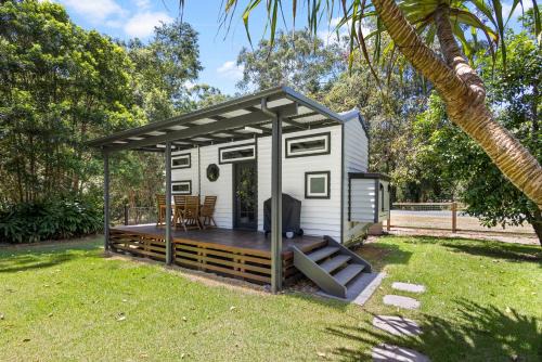 Palmwoods House | Rural Oasis - Tiny Home 2BR Cabin & Outdoor Firepit Experience