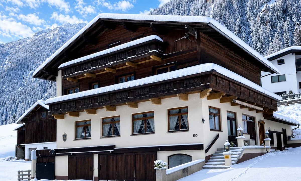 Sankt Leonhard im Pitztal Apartment | Rustic Pitztal alpine house by the stream with large balcony and garage