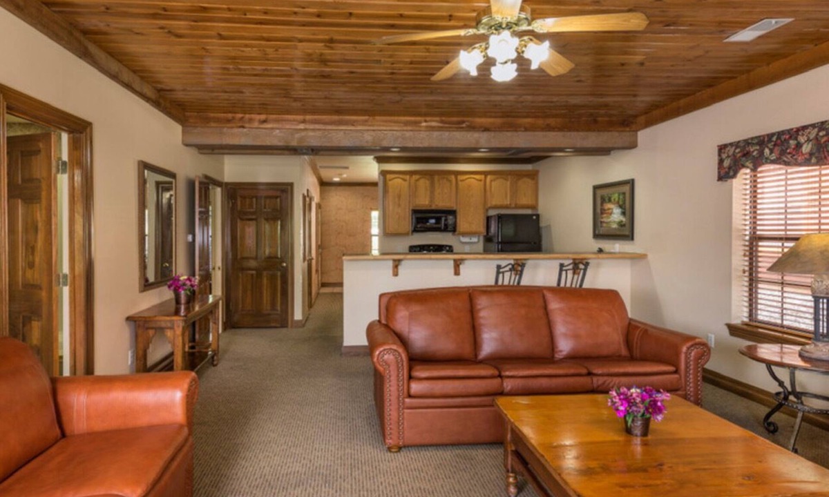 Branson Villa | Rustic 1 Bdrm. Villa off the heart of the strip, minutes from FUN and MUSIC.