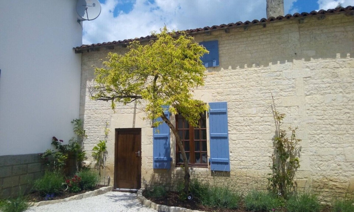 La Bataille House | Rustic 2 bed gite sleeps 4 near Chef Boutonne