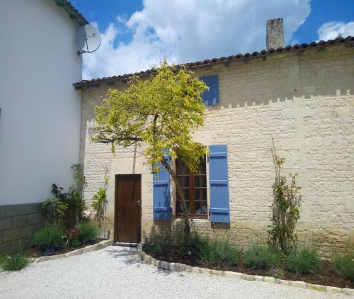 La Bataille House | Rustic 2-Bed Gite near Chef-Boutonne sleeps 4