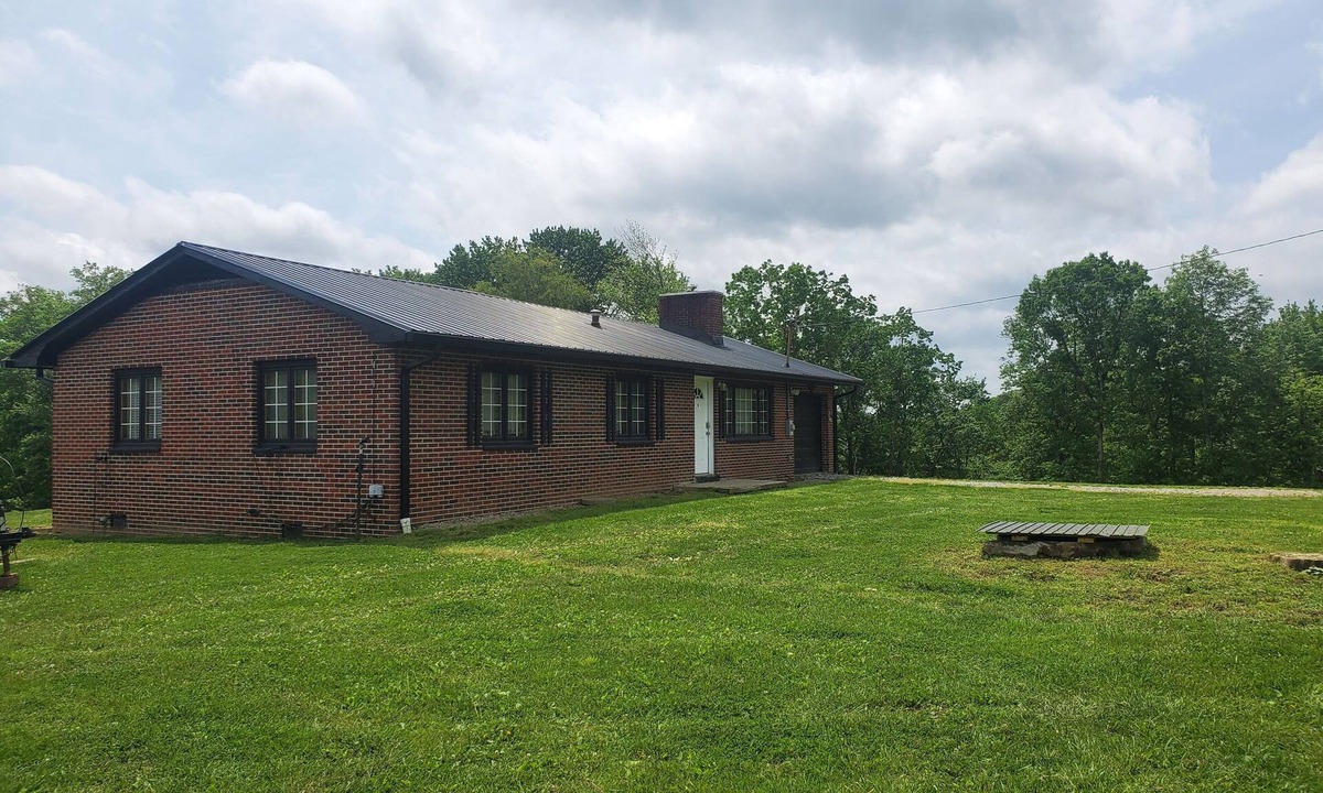 Blount House | Rustic 3 Bedroom House- Classic West Virginia Mountain View