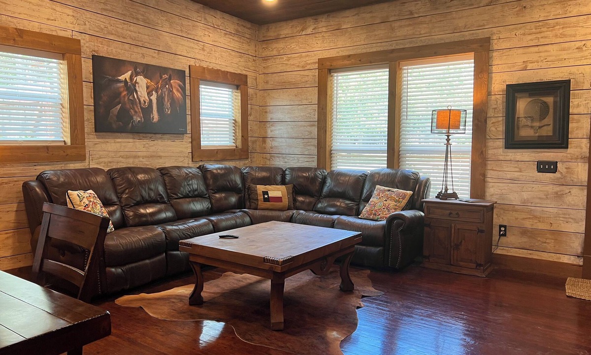 Handley House | Rustic 4 bdrm in Historic area of Fort Worth near Arlington Stadium