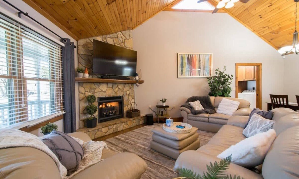 Horse Shoe House | Rustic 4BR w/ Deck, Firepit + Free Tix | Near Golf