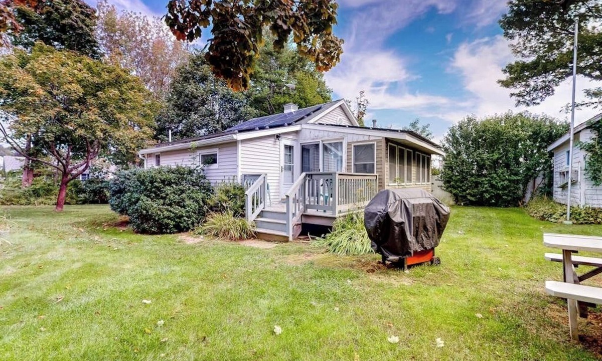 York Beach Cottage | Rustic and well-equipped cottage w/gas grill, deck, large lawn - near the ocean