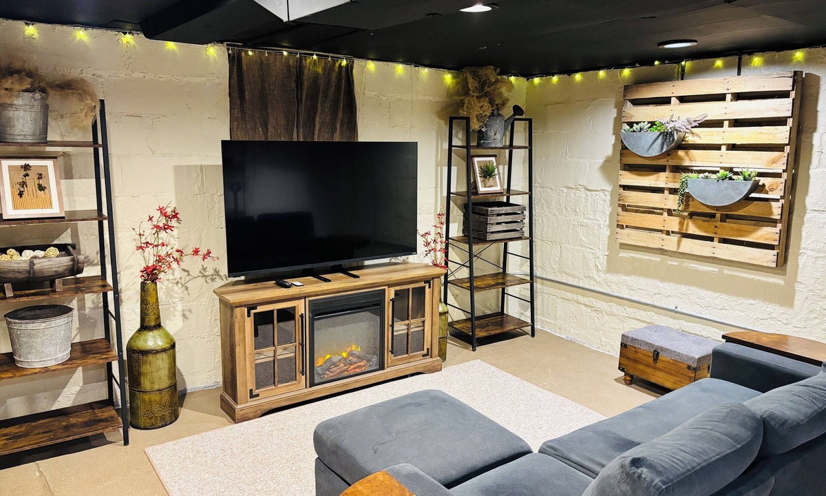 White Oak Apartment | Rustic apartment Great for traveling workers or visiting family in town.