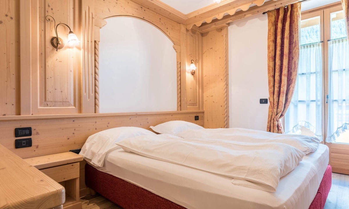 Commezzadura Apartment | Rustic Apartment "Maso Margherita - Stua" with Balcony, Garden & Wi-Fi