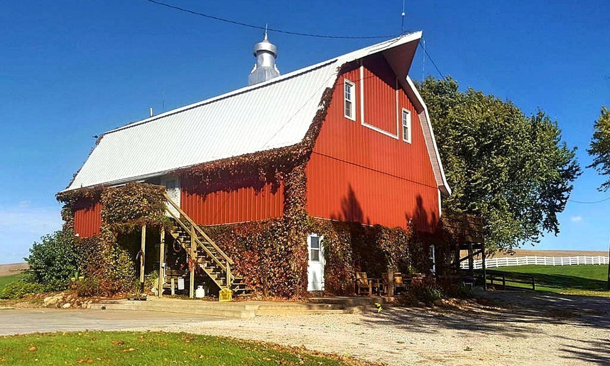 Montezuma Cabin | Rustic Barn Rental for a Rural Vacation near Des Moines, Iowa
