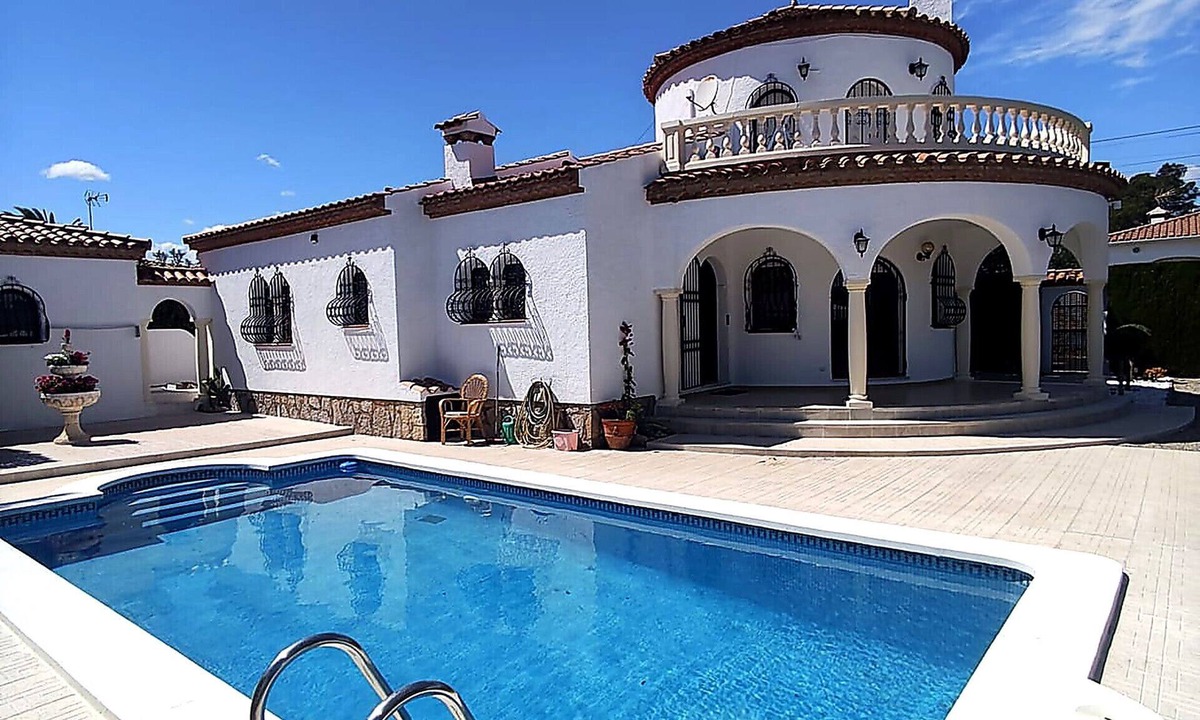Miami Platja Villa | RUSTIC BEACH with private swimming pool in green area