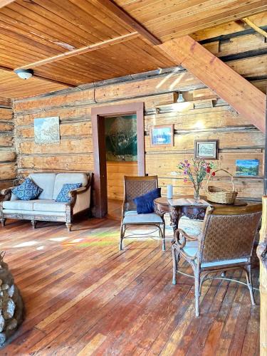 Golden Hotel | Rustic Beaverfoot Lodge Room N5