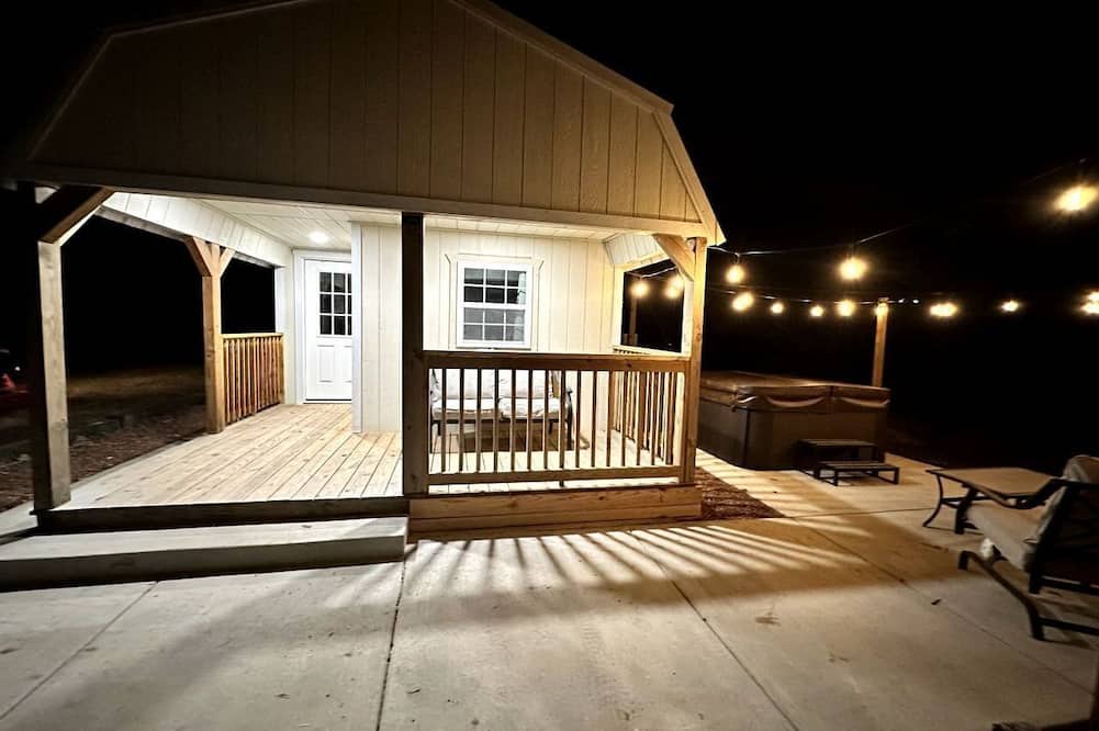 Sardis House | Rustic Cabin Escape with Hot Tub Near Oxford, Mississippi