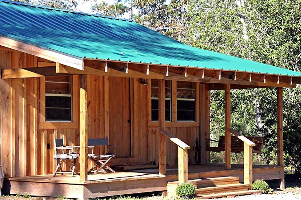 Kountze House | Rustic Cabin Getaway with Stunning Front Porch near Beaumont, Texas