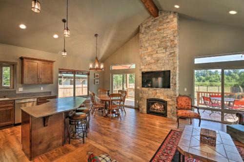 Packwood House | Rustic Cabin Near Mt Rainier: Fire Pit & BBQ!