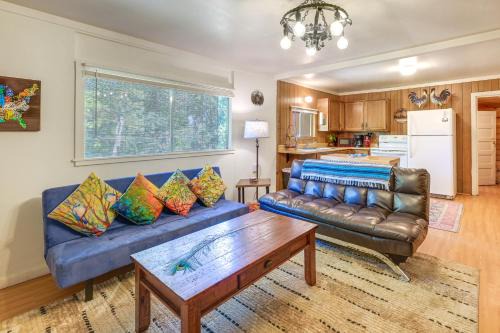 Pinehurst House | Rustic Cabin w/Patio: 8 Mi to Kings Canyon Park