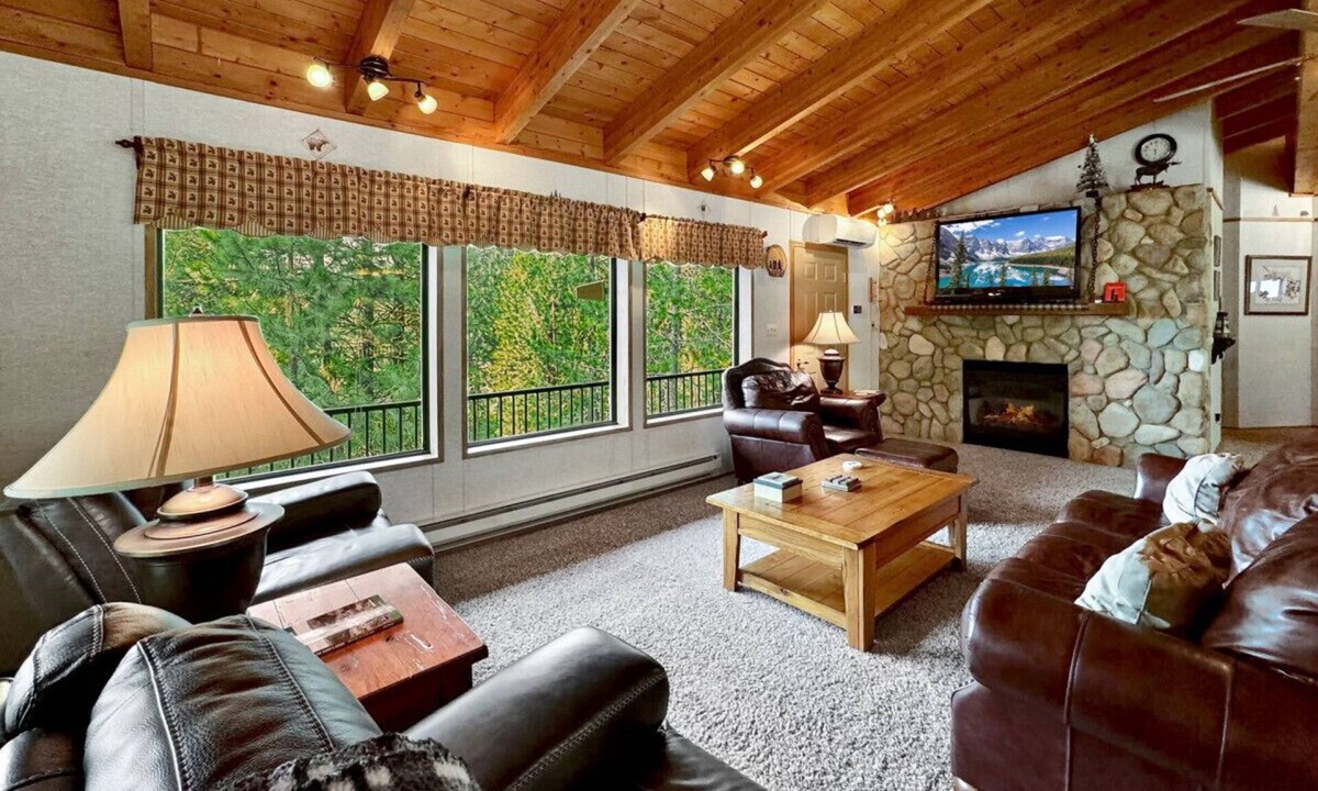 Cascade Cabin | Rustic Cabin with Modern Comforts!