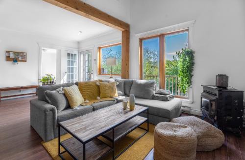 Saint-Calixte Ski Chalet | Rustic Chalet Le Cozy hot tub Lakeview - Ski - Tubing- Familizoo - spa - full of near by activities winter