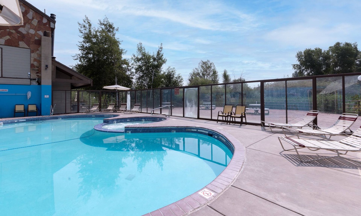 Summit Park House | Rustic Charm Meets Elegance! Full Kitchen, Swimming Pool, Car Garage!