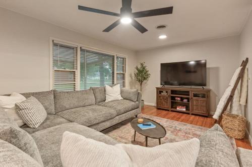 Owasso House | Rustic Charm Owasso | 2BR Big Backyard Near Tulsa